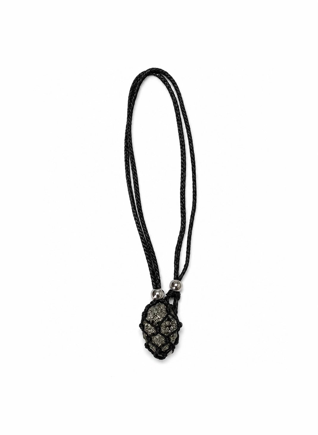Colar Artesanal em Macramé Preto com Cristal Natural